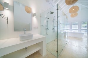 Shower, hair dryer, bidet, towels - Charming Italian Villa in Casa de Campo (Casa de Campo)