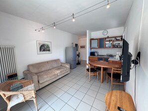TV, stereo - Modern beachfront apartment "Lago Blu" right on the lake (Riva del Garda)