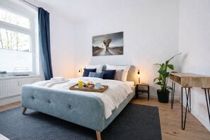 Een bureau, wifi, beddengoed