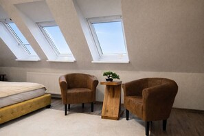 Schreibtisch, Bügeleisen/Bügelbrett, Reisekinderbett, WLAN