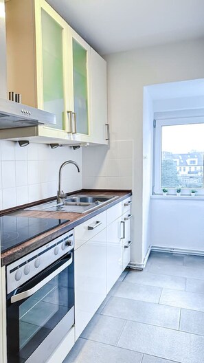 Frigorifero, microonde, forno, piano cottura