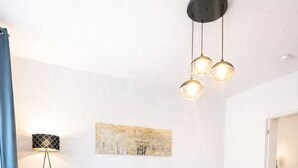 Une chambre à coucher moderne avec un lit, une table de chevet et une lampe sur pied.