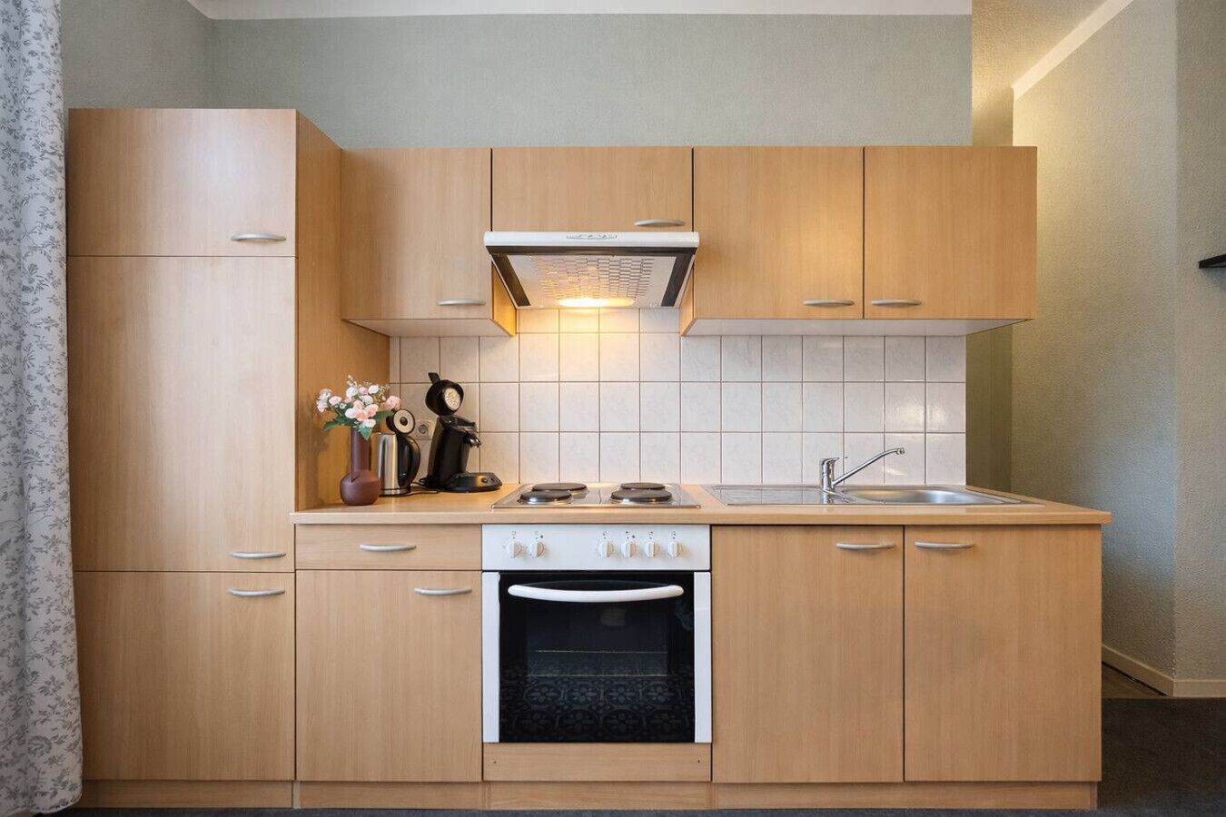 Een koelkast, een oven, een kookplaat, een koffiezetapparaat/waterkoker