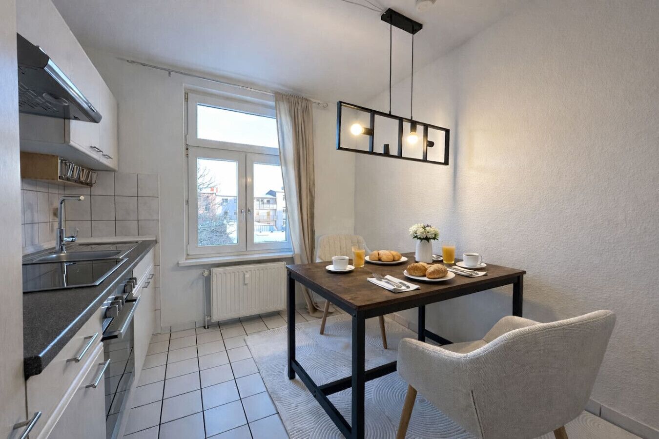 Kühlschrank, Mikrowelle, Herdplatte, Wasserkocher mit Kaffee-/Teezubehör