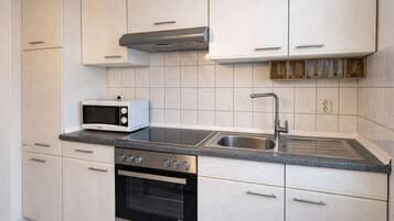 Kühlschrank, Mikrowelle, Herdplatte, Wasserkocher mit Kaffee-/Teezubehör