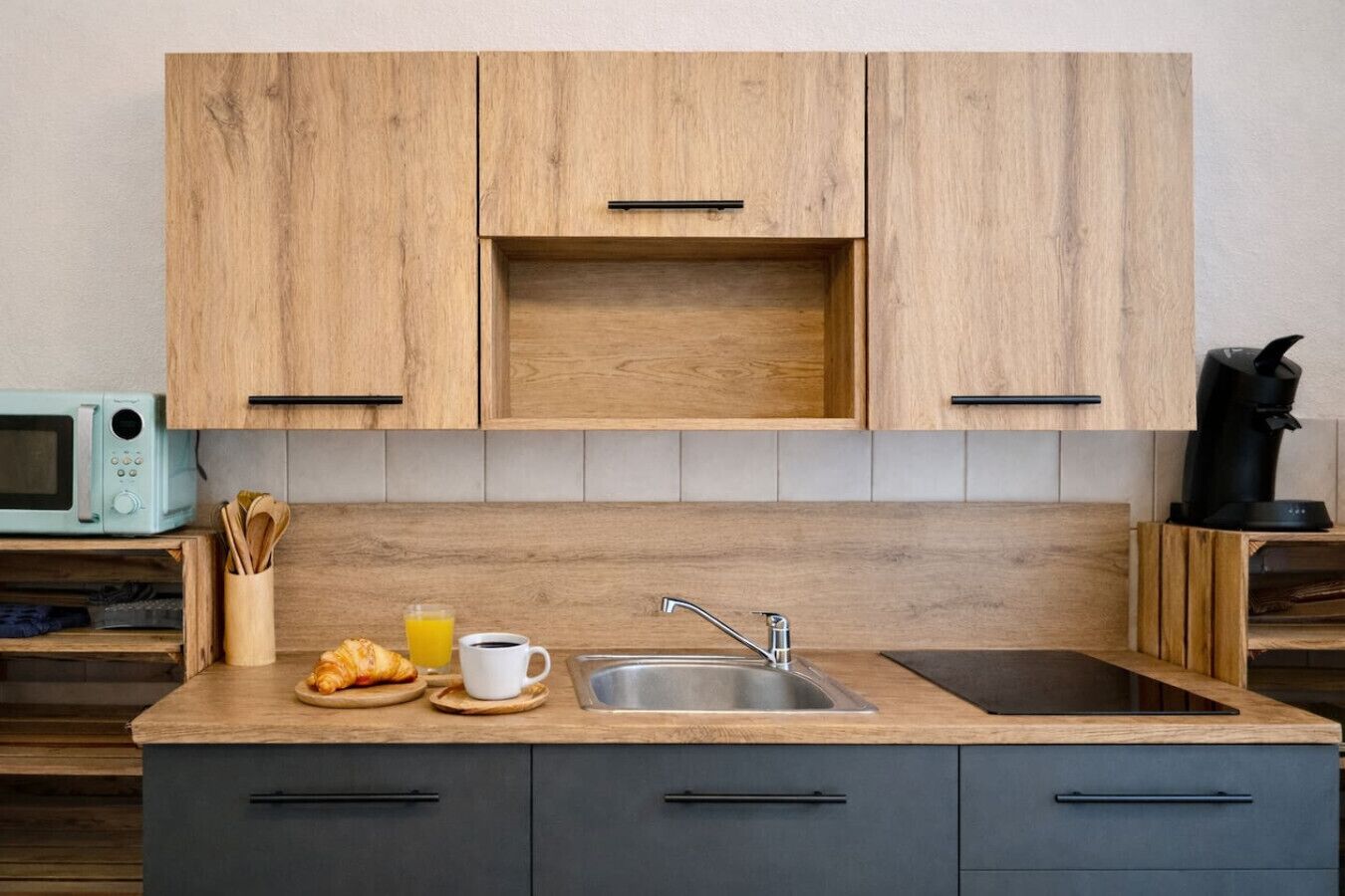Kühlschrank, Mikrowelle, Herdplatte, Wasserkocher mit Kaffee-/Teezubehör
