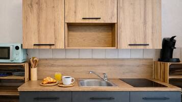 Kühlschrank, Mikrowelle, Herdplatte, Wasserkocher mit Kaffee-/Teezubehör
