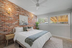 5 bedrooms, desk, iron/ironing board, travel cot - Pool + Hot Tub Retreat · Sleeps 18 · Near Destin (Fort Walton Beach)