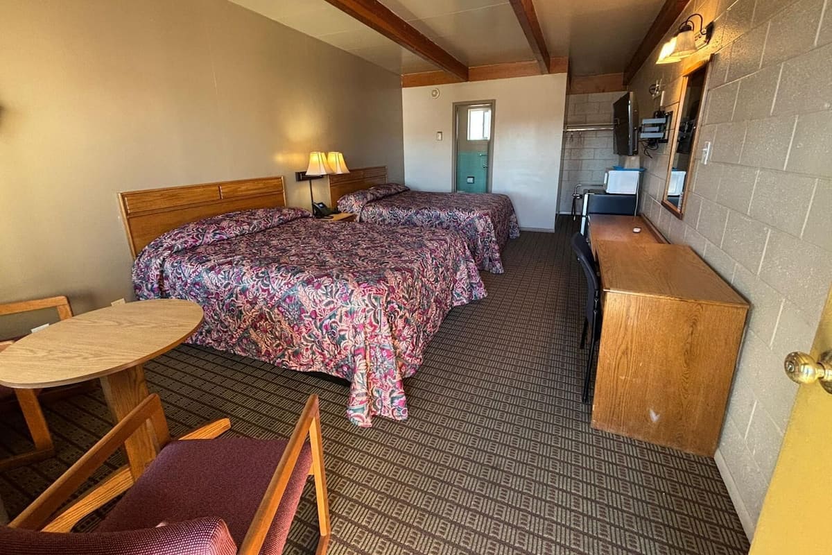 Premium Single Room, 2 Queen Beds, Non Smoking, Pets not allowed