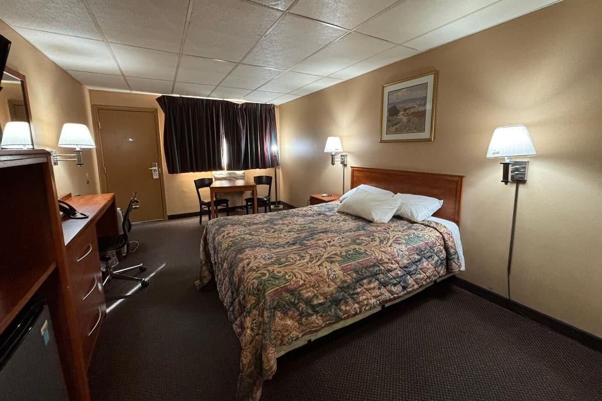 Superior Single Room, 1 King Bed, Non Smoking, Private Bathroom