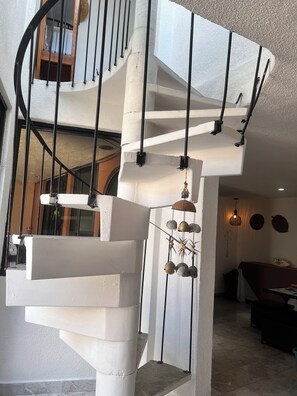 A modern spiral staircase with white walls and black railings. - A pearl in the city beautiful and comfortable house in a safe and secure area with 24 hour security. (Ciudad de México)