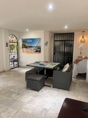 Dining - A pearl in the city beautiful and comfortable house in a safe and secure area with 24 hour security. (Ciudad de México)