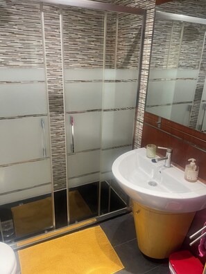 Hair dryer, soap, toilet paper - Cosy modern apartment for seasonal rental, from 3 days. (Madrid)