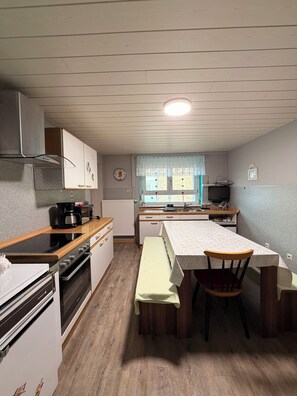 Private kitchen - Large family vacation apartment near Europapark - feel like at home (Meißenheim)
