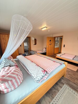 3 bedrooms, WiFi, bed sheets - Large family vacation apartment near Europapark - feel like at home (Meißenheim)