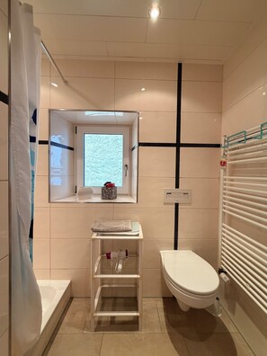 Douche, sèche-cheveux, serviettes fournies, savon