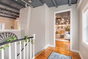 Interior - 1710 Historic Downtown 2BR Salem + Witch Trials (Salem)