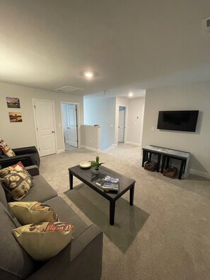 Smart TV - New 3 Bedroom townhome in North Myrtle, near sports complex (Little River)