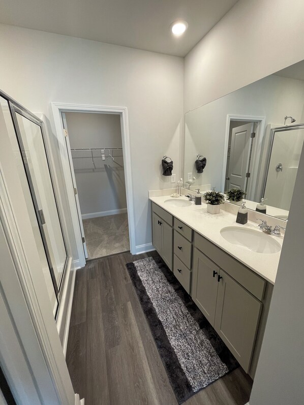 Shower, hair dryer, towels, soap - New 3 Bedroom townhome in North Myrtle, near sports complex (Little River)