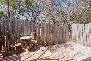 Quarto casal luxo | Opções para refeição ao ar livre