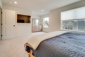 4 bedrooms, desk, iron/ironing board, internet