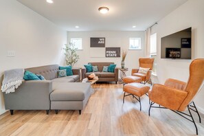 Living area - The Lion's Loft - Game Day HQ 7 Mi to Penn State! (Bellefonte)