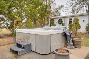 Outdoor spa tub - 'Farm House at Fairview' Rustic Retreat in Amherst (Amherst)