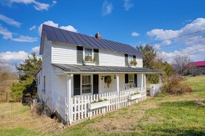 Exterior - 'Farm House at Fairview' Rustic Retreat in Amherst (Amherst)