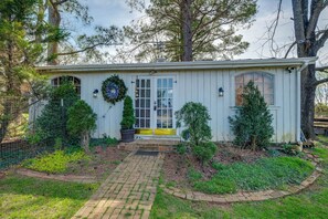 A single-story house with a porch, a wreath on the door, and a small garden area. - 'Farm House at Fairview' Rustic Retreat in Amherst (Amherst)