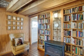 Ein gemütliches Zimmer mit einem Holzstuhl, einem Bücherregal und einem Kamin.
