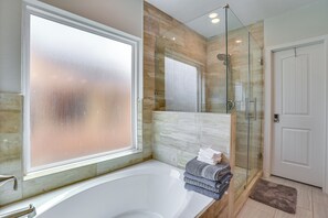 Hair dryer, towels - Houston Upgrade! Modern Unit Near NRG Stadium (Houston)