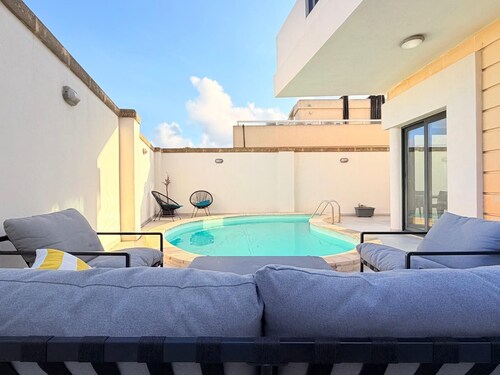 Private Pool Escape - Stylish Island Villa