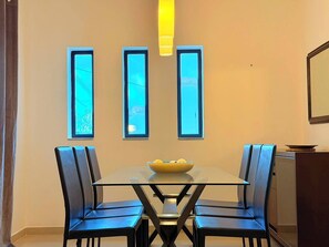 Dining - Private Pool Escape - Stylish Island Villa (San Ġwann)
