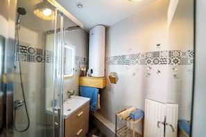 SĂšche-cheveux, serviettes fournies, savon, papier toilette