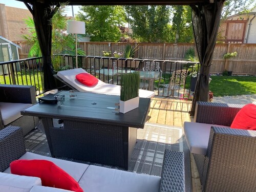 Welcome to cozy suites in a great neighborhood With lot of amenities .