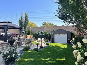 Outdoor dining - Welcome to cozy suites in a great neighborhood With lot of amenities . (Winnipeg)