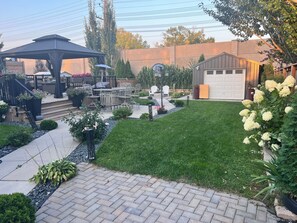 Outdoor dining - Welcome to cozy suites in a great neighborhood With lot of amenities . (Winnipeg)
