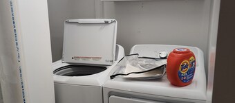 3-bedroom two story house in tranquil Metropolis with cool AC breeze