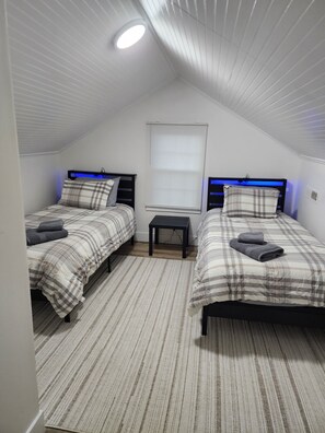 Room - 3-bedroom two story house in tranquil Metropolis with cool AC breeze (Metropolis)