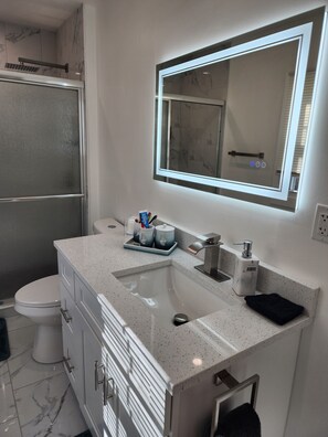 Douche, sèche-cheveux, serviettes fournies, savon