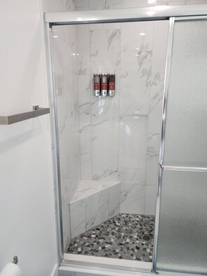 Douche, sèche-cheveux, serviettes fournies, savon