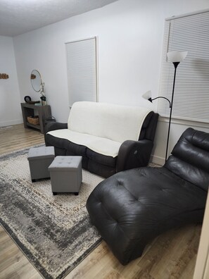 Living area - 3-bedroom two story house in tranquil Metropolis with cool AC breeze (Metropolis)