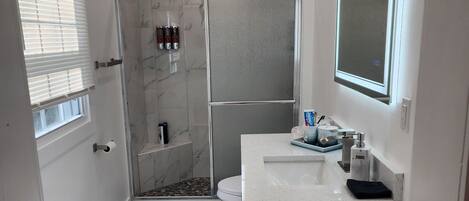 Regadera, secadora de cabello, toallas, jabón