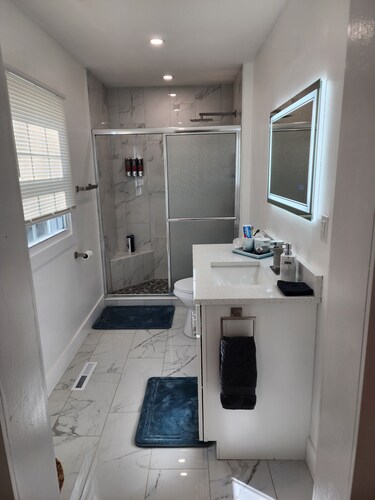 3-bedroom two story house in tranquil Metropolis with cool AC breeze