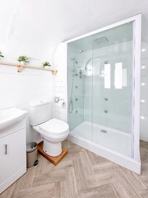 Bathroom - Bowhayes Farm Sanctuary - Glamping (Venn Ottery)