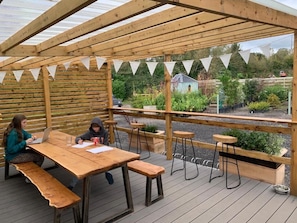 Outdoor dining - Bowhayes Farm Sanctuary - Glamping (Venn Ottery)