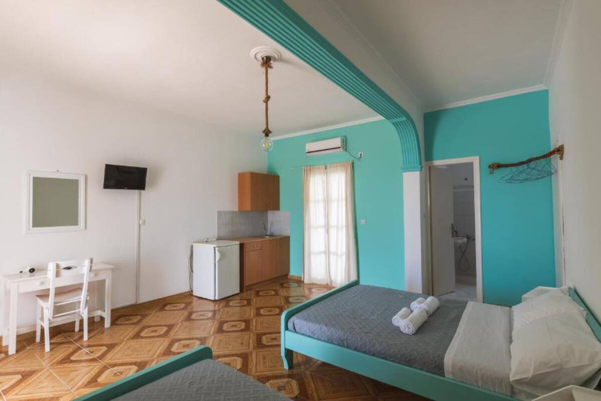 Iron/ironing board, WiFi (free), bed sheets