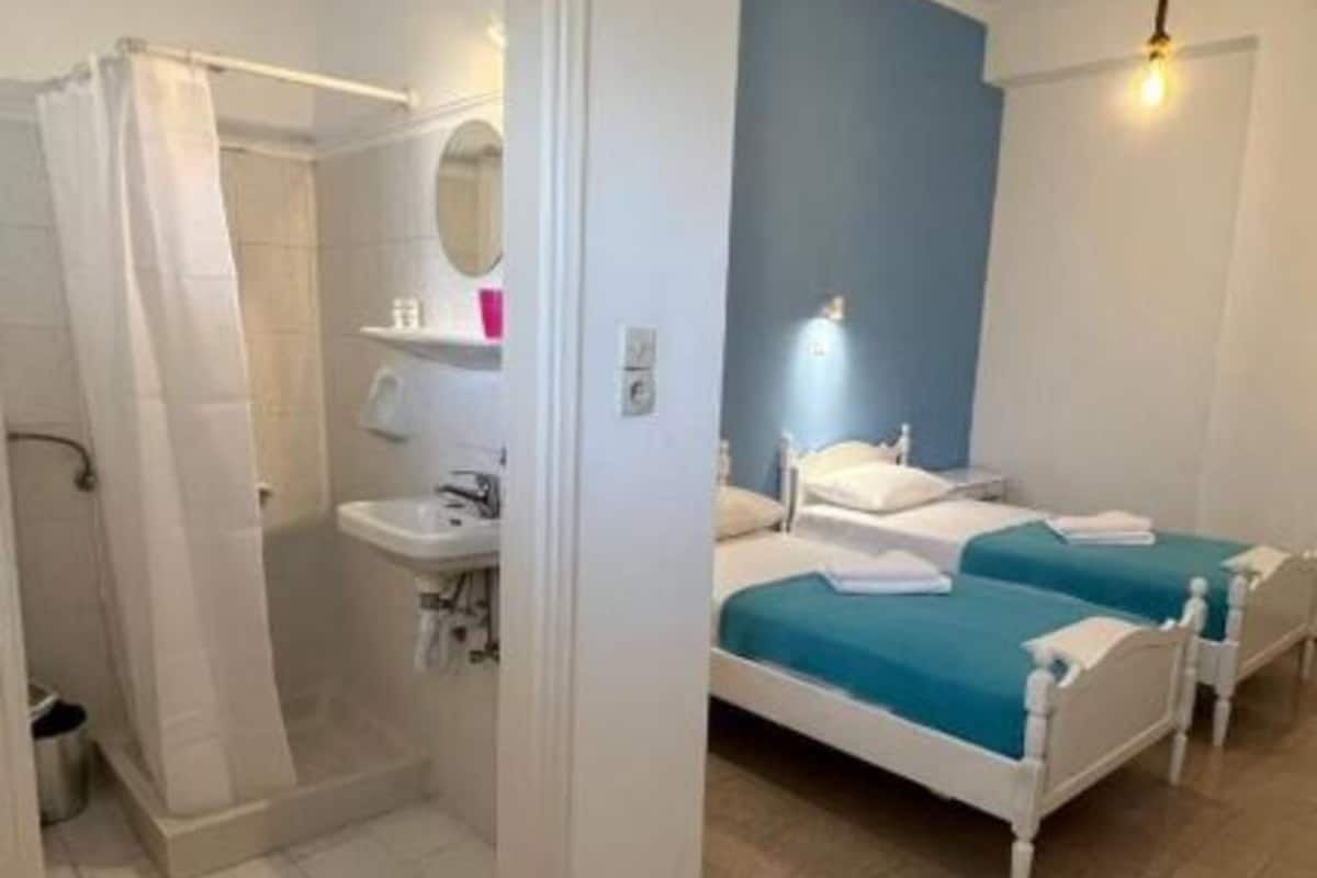 Tabla de planchar con plancha, wifi gratis y ropa de cama