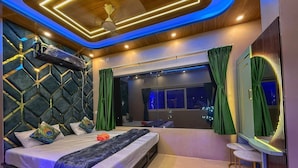 Een moderne slaapkamer met een bed, een groot raam en een spiegel.