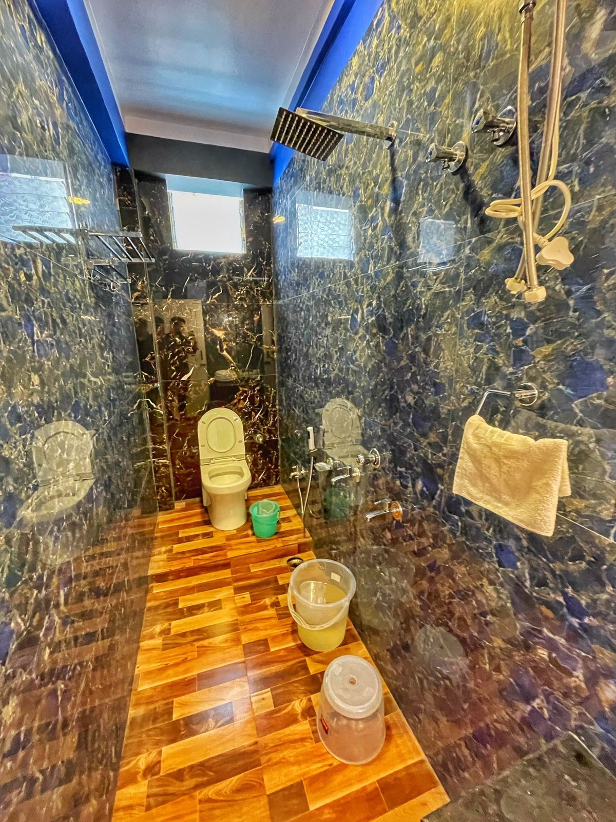 Chambre Familiale, vue piscine | Salle de bain | Serviettes fournies, savon